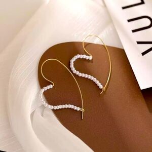 “Queen of Hearts” Pearl Hoop Earrings